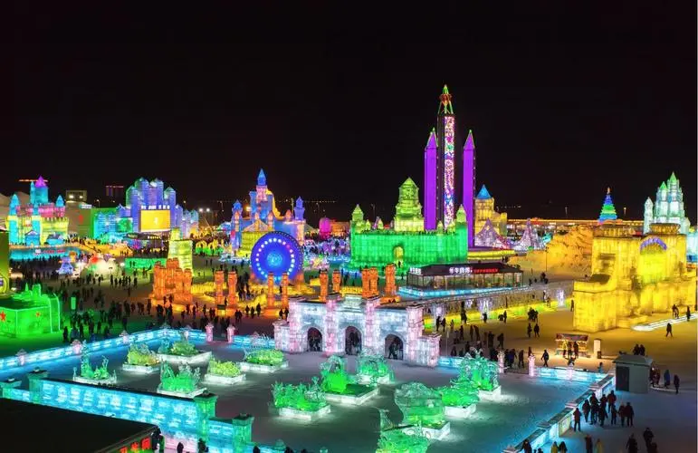 kham-pha-le-hoi-bang-dang-cap-nhi-tan-ky-quan-nghe-thuat-trong-long-bang-tuyet